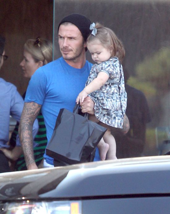 David Beckham załatwia sprawunki z Harper Seven na ręku (FOT