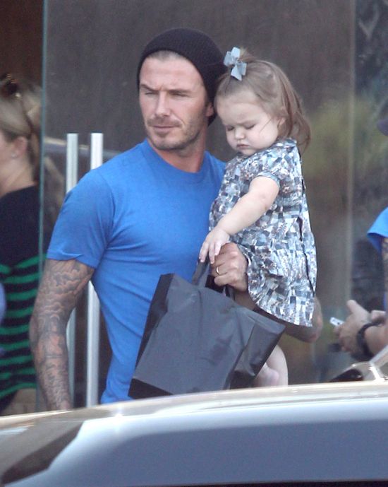 David Beckham załatwia sprawunki z Harper Seven na ręku (FOT