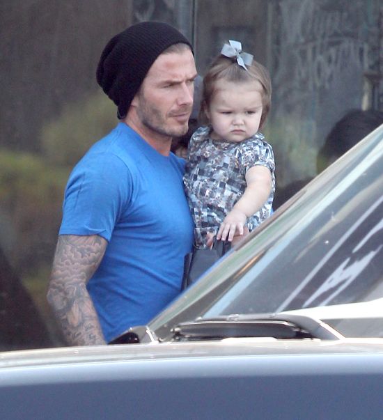 David Beckham załatwia sprawunki z Harper Seven na ręku (FOT