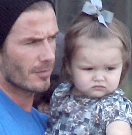 David Beckham załatwia sprawunki z Harper Seven na ręku (FOT