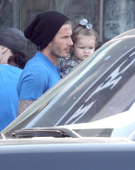 David Beckham załatwia sprawunki z Harper Seven na ręku (FOT
