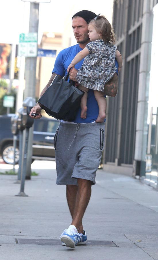 David Beckham załatwia sprawunki z Harper Seven na ręku (FOT
