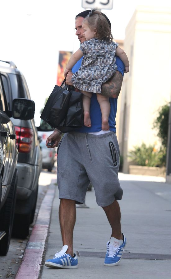 David Beckham załatwia sprawunki z Harper Seven na ręku (FOT