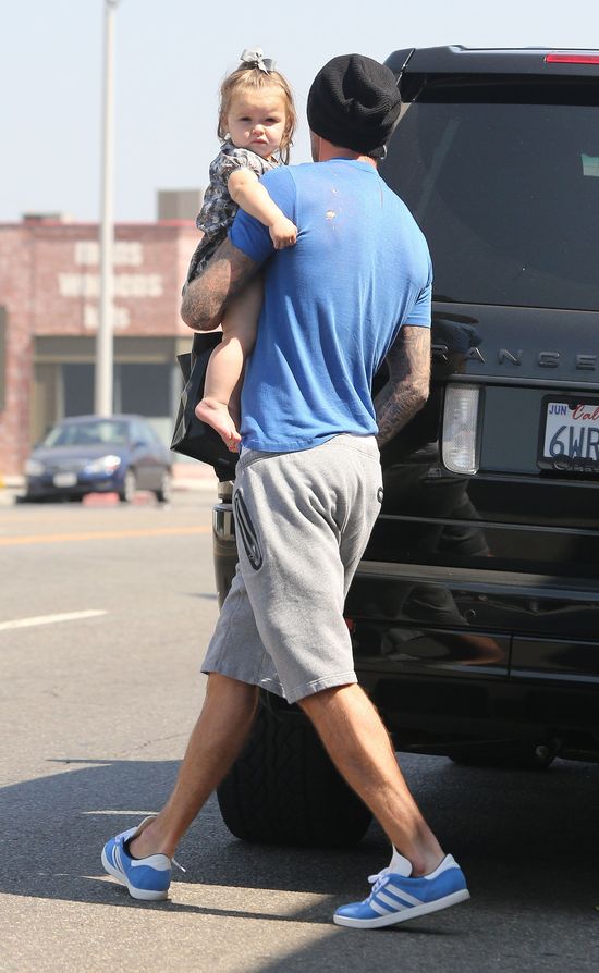 David Beckham załatwia sprawunki z Harper Seven na ręku (FOT