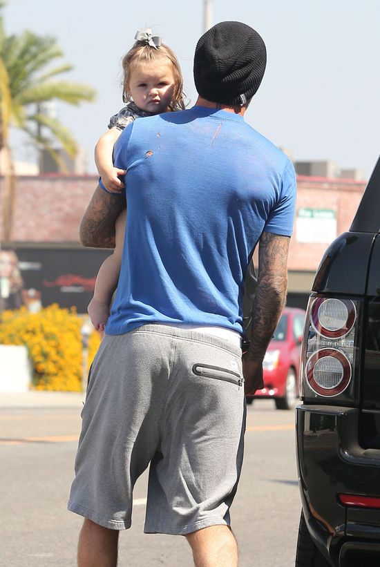 David Beckham załatwia sprawunki z Harper Seven na ręku (FOT