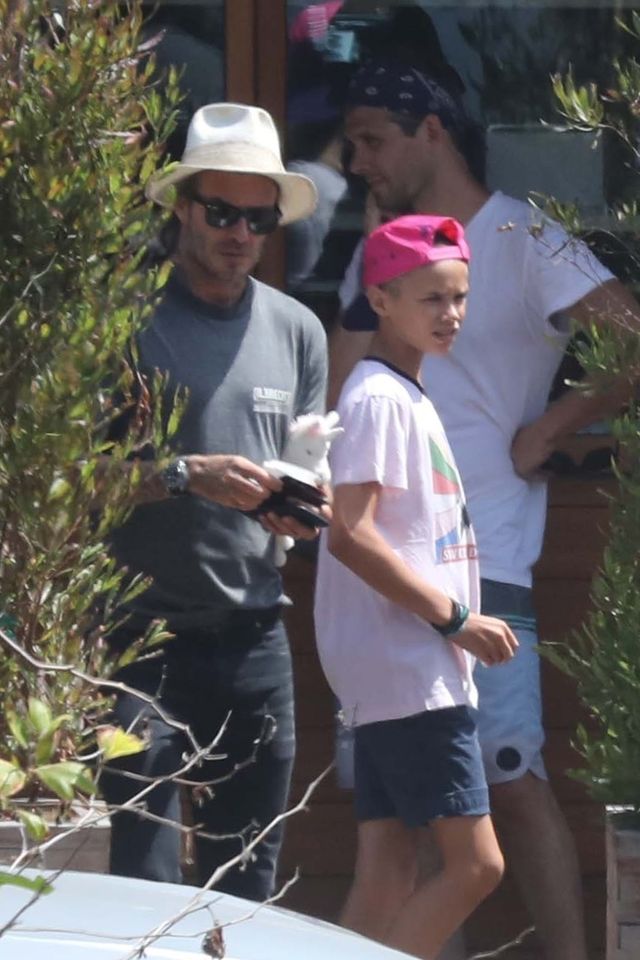 Twardziel? Zobacz, co nosi pod pachą (ZDJĘCIA) Twardziel? Zobacz, co nosi pod pachą (ZDJĘCIA)