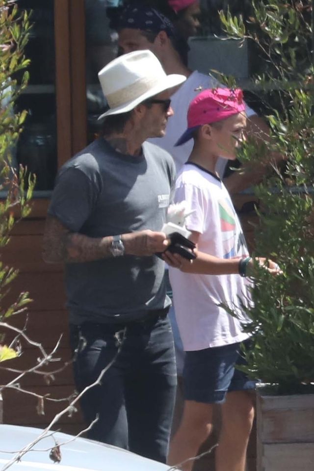 Twardziel? Zobacz, co nosi pod pachą (ZDJĘCIA) Twardziel? Zobacz, co nosi pod pachą (ZDJĘCIA)