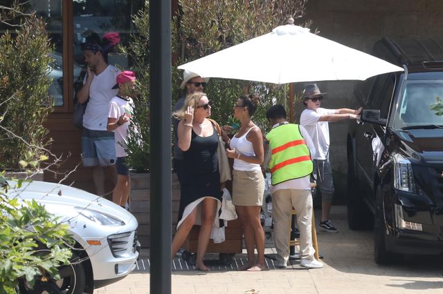 Twardziel? Zobacz, co nosi pod pachą (ZDJĘCIA) Twardziel? Zobacz, co nosi pod pachą (ZDJĘCIA)