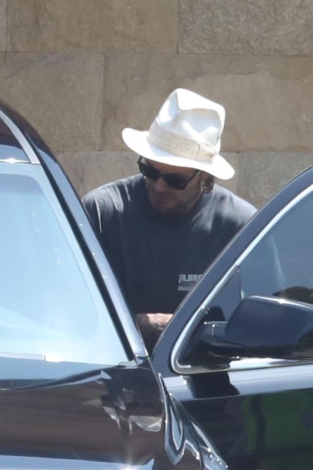 Twardziel? Zobacz, co nosi pod pachą (ZDJĘCIA) Twardziel? Zobacz, co nosi pod pachą (ZDJĘCIA)