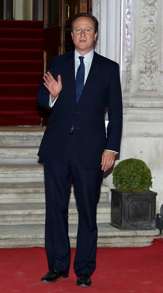 David Cameron wkładający pe**sa do... odciętego łba świni?!