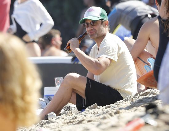 David Duchovny chilluje z piwem w ręce (FOTO)