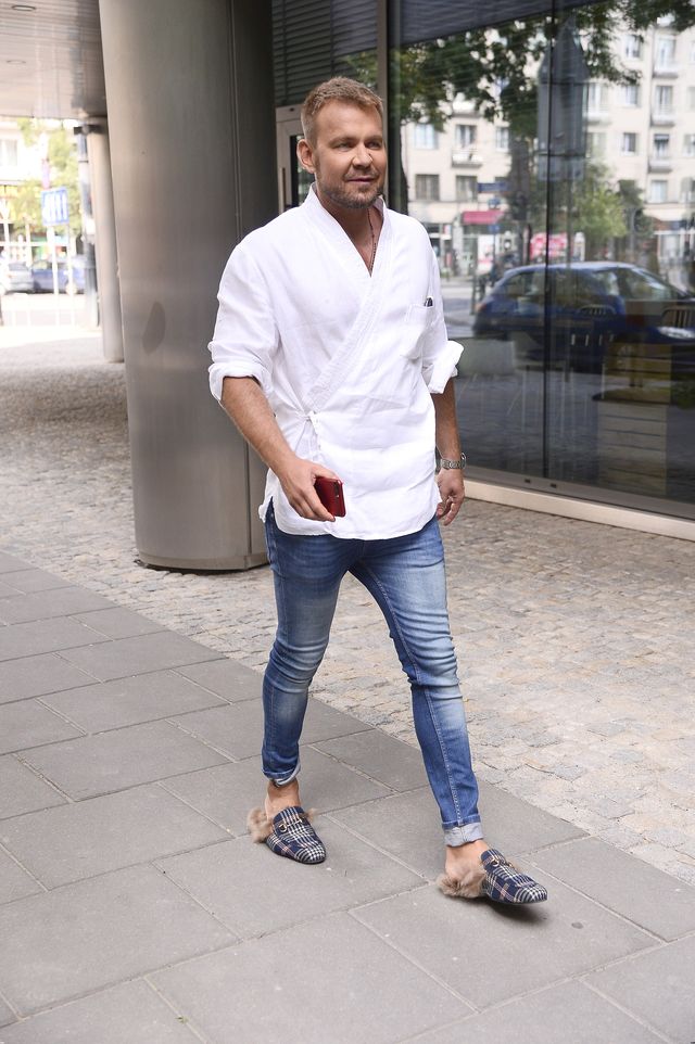 Dawid Woliński w rurkach i klapkach z futerkiem w Dzień Dobry TVN (ZDJĘCIE) Dawid Woliński w rurkach i klapkach z futerkiem w Dzień Dobry TVN (ZDJĘCIE)