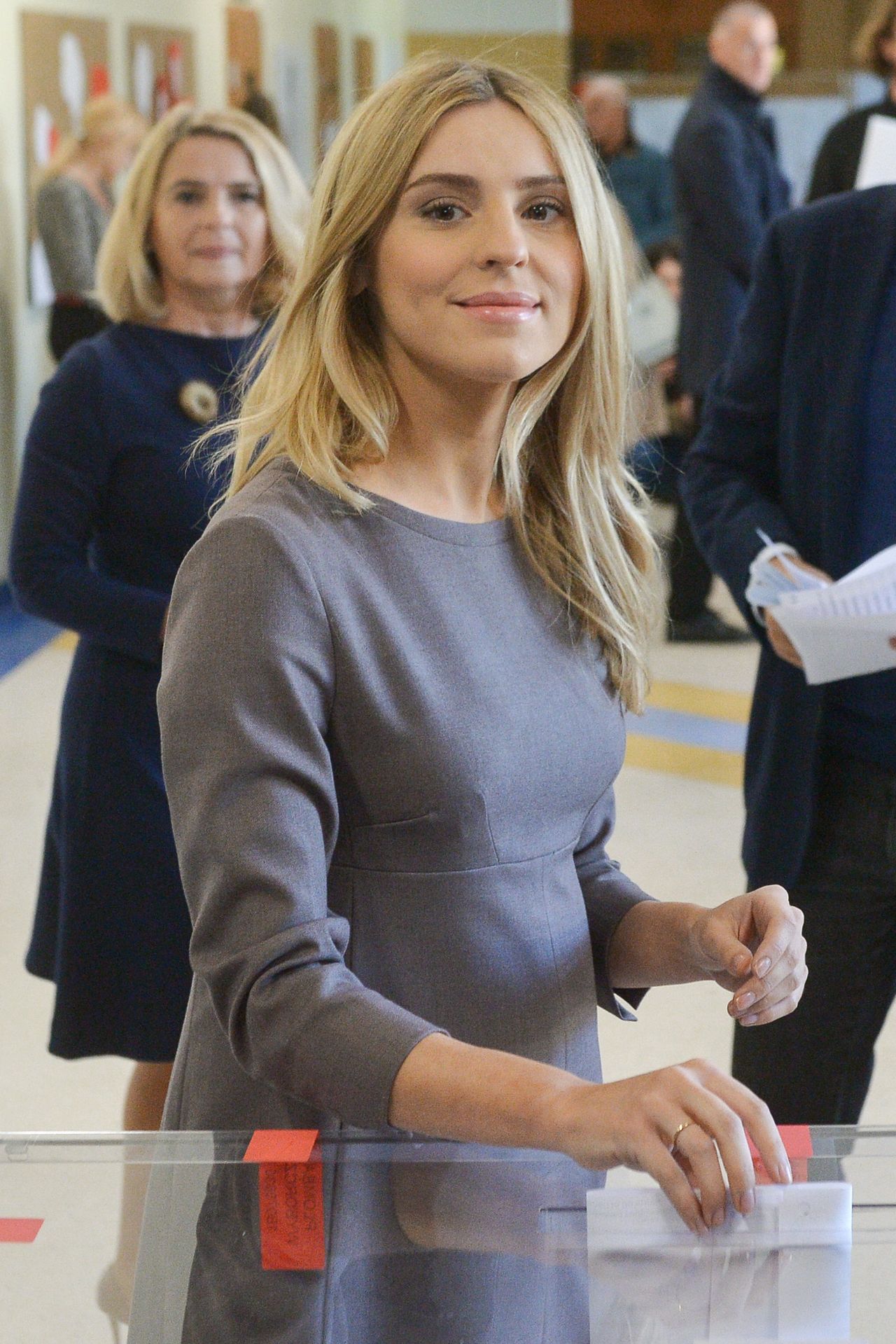 Kasia Tusk z ciążowym brzuszkiem oddała głos w wyborach (ZDJĘCIA)