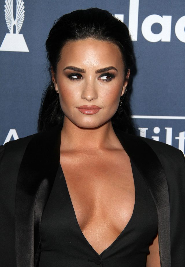 Demi Lovato i Lea Michelle zawalczyły o uwagę dekoltami Demi Lovato i Lea Michelle zawalczyły o uwagę dekoltami