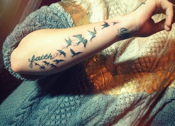 Czyj jest ten ptasi tatuaż? (FOTO)