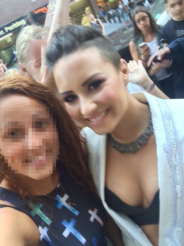 Demi Lovato ma krótkie włosy (FOTO)