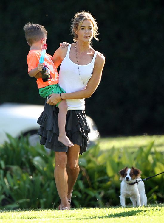 Dzieci Charlie'go Sheena rzucają w siebie odchodami!