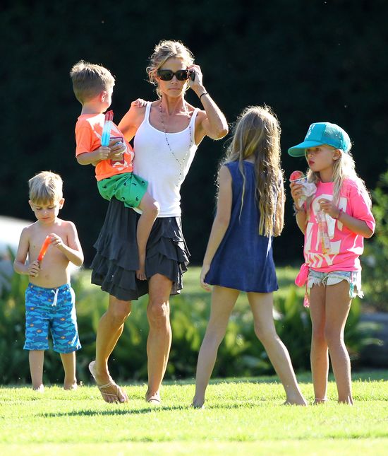 Dzieci Charlie'go Sheena rzucają w siebie odchodami!