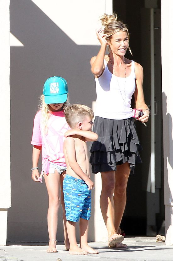 Dzieci Charlie'go Sheena rzucają w siebie odchodami!