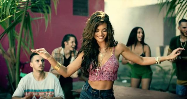 Na pewno kojarzysz dziewczynę z teledysku Despacito. Jak wyglądała kiedyś?