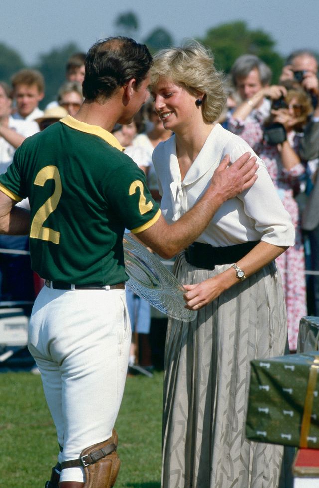 Na tych zdjęciach Diana i Karol wyglądają na równych wzrostem, tymczasem....