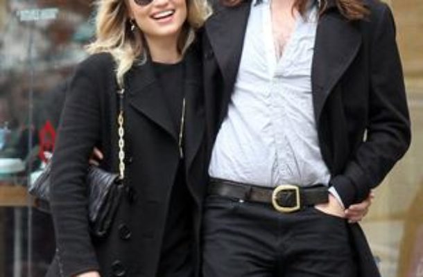 Dianna Agron poszła do śubu w sukni, która zupełnie nie wyglądała na ślubną