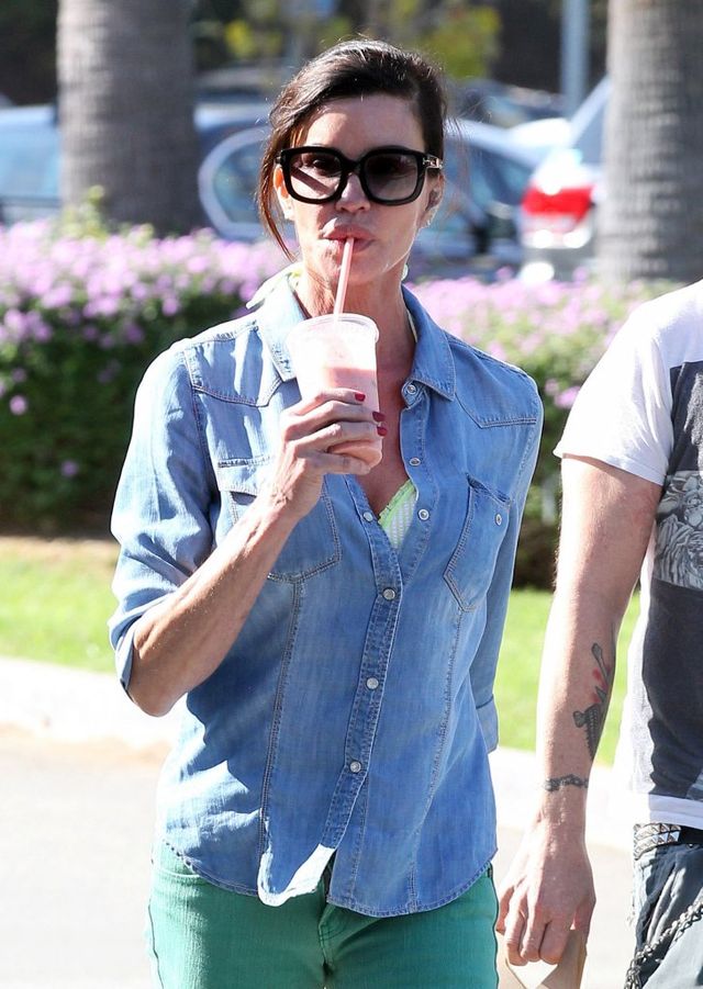 Dickinson: On jest świnią, potworem, zgwałcił mnie!