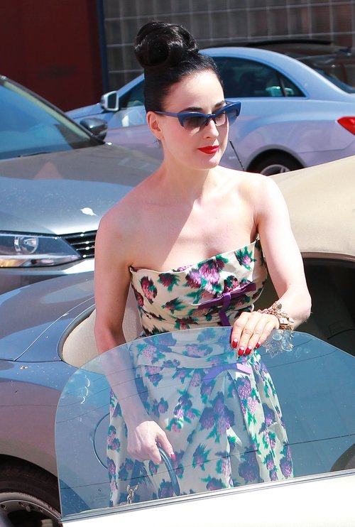 Szykowna dama cała w kwiatach (FOTO)