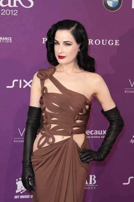 Dita von Teese pokazała gołe biodra i pępek (FOTO)