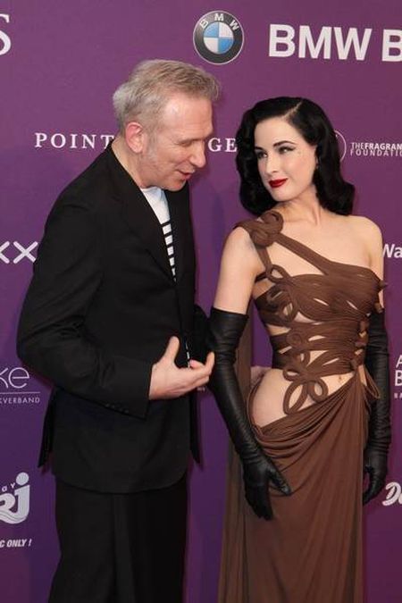 Dita von Teese pokazała gołe biodra i pępek (FOTO)