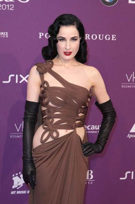 Dita von Teese pokazała gołe biodra i pępek (FOTO)