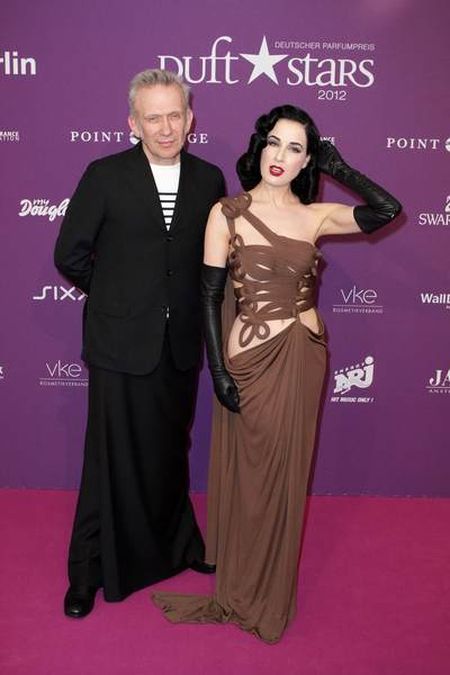 Dita von Teese pokazała gołe biodra i pępek (FOTO)