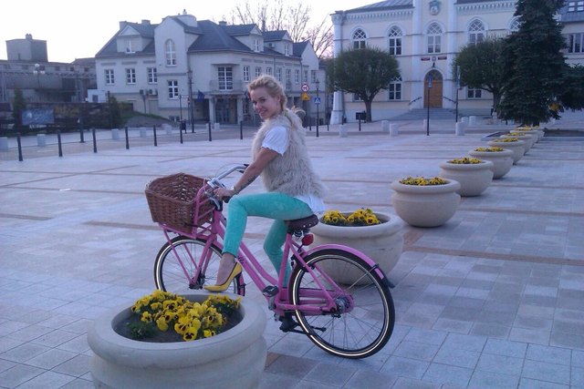 Doda w żółtych szpilkach na rowerze (FOTO)