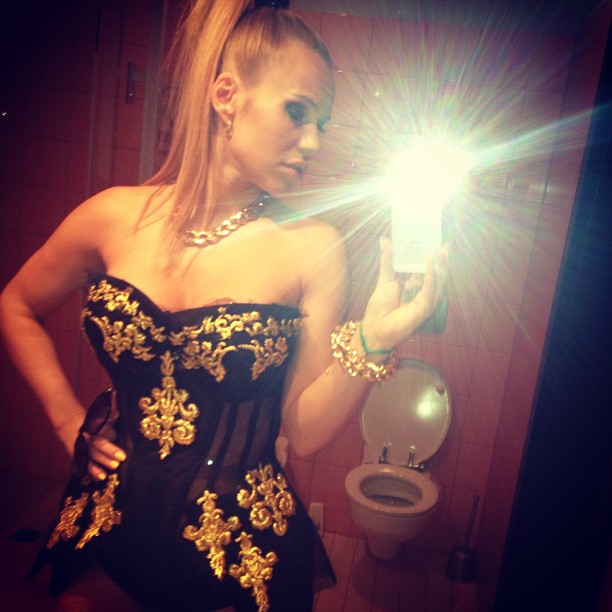 Która gwiazda zrobiła sobie fotkę z klozetem?