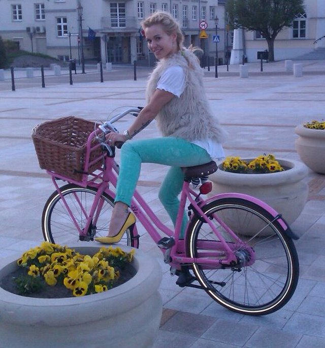 Doda w żółtych szpilkach na rowerze (FOTO) Doda w żółtych szpilkach na rowerze (FOTO)