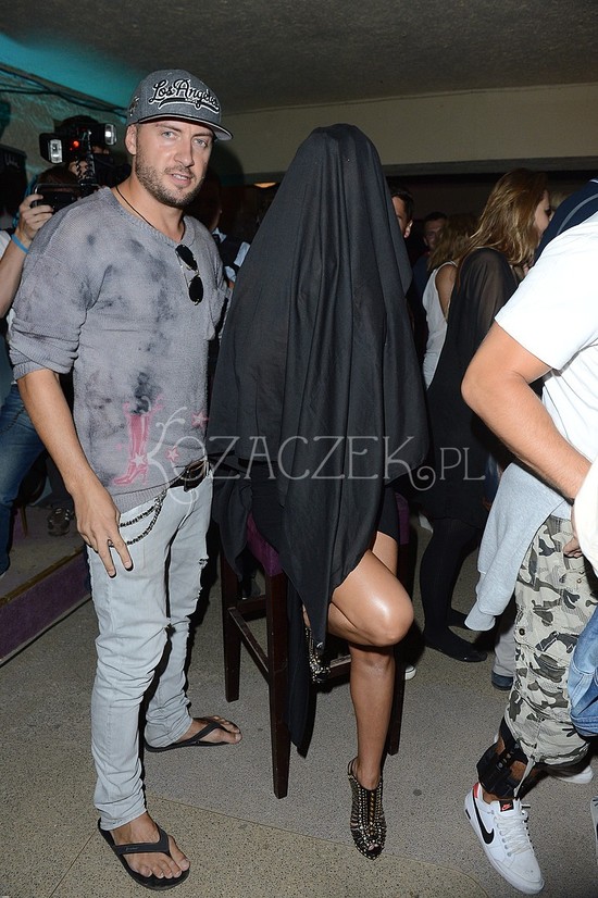 Doda zakryła się płachtą (FOTO)