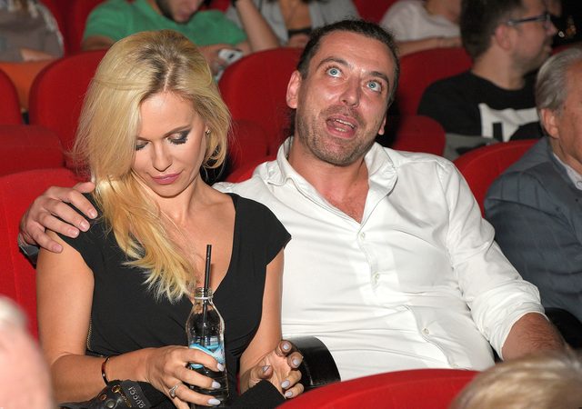 Doda w małej czarnej na premierze w teatrze (FOTO)