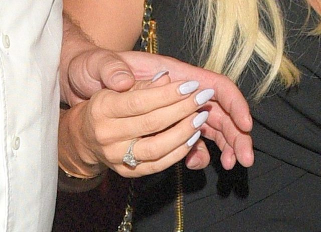 Doda w małej czarnej na premierze w teatrze (FOTO)