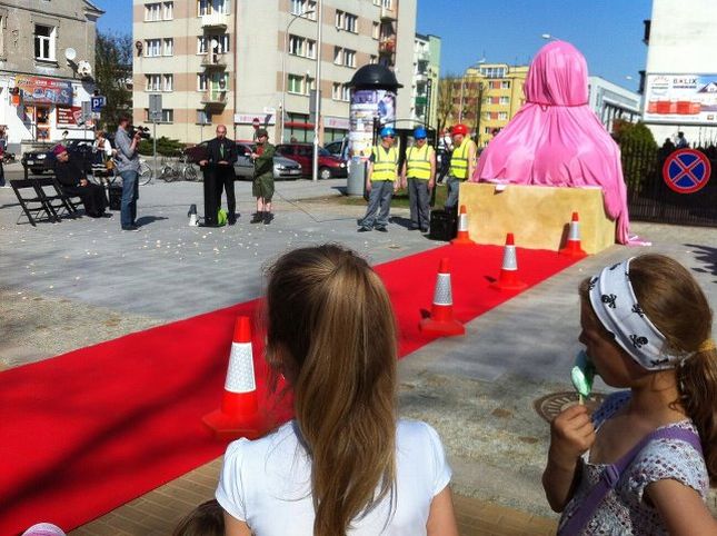 Prezydent odsłonił popiersie Dody!