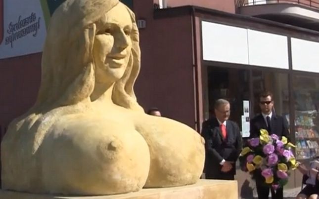 Prezydent odsłonił popiersie Dody!