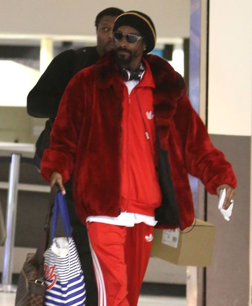 Czerwone futerko i skarpetki w klapkach (FOTO)