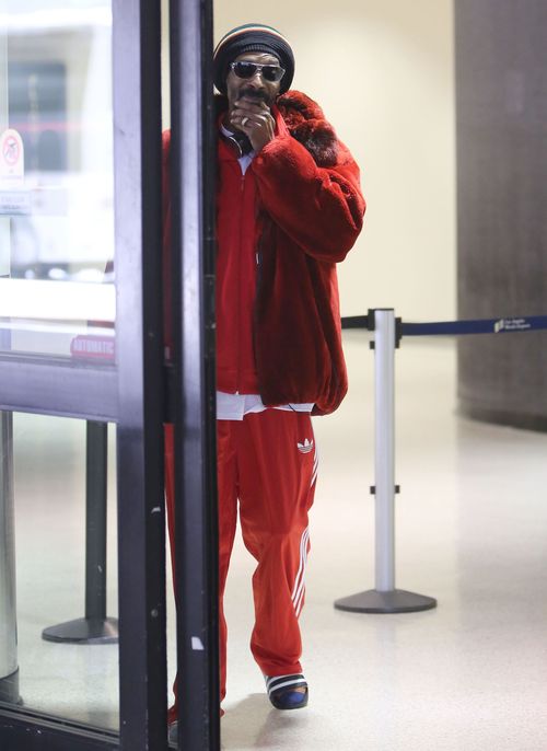 Czerwone futerko i skarpetki w klapkach (FOTO)