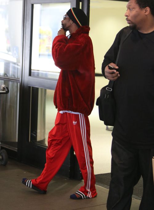 Czerwone futerko i skarpetki w klapkach (FOTO)