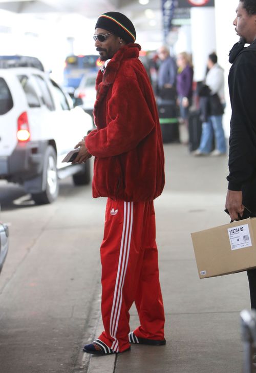 Czerwone futerko i skarpetki w klapkach (FOTO)