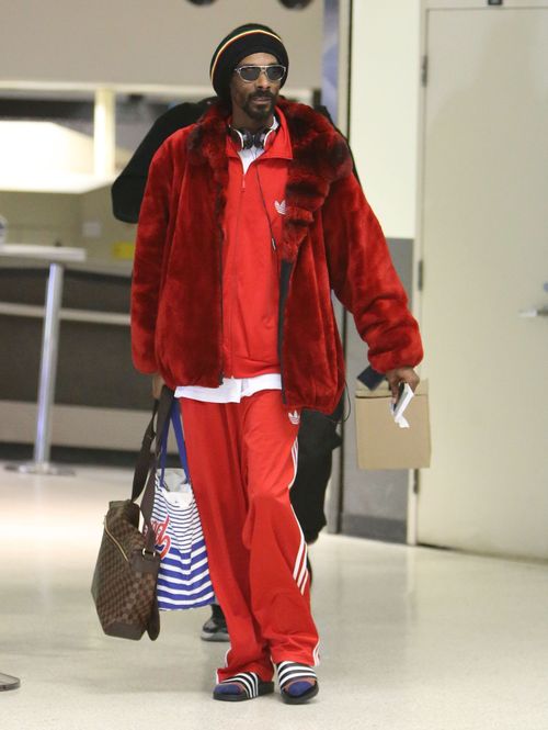 Czerwone futerko i skarpetki w klapkach (FOTO)