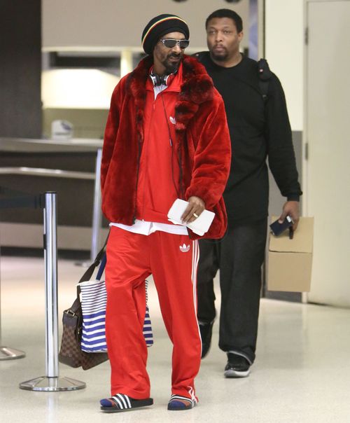 Czerwone futerko i skarpetki w klapkach (FOTO)