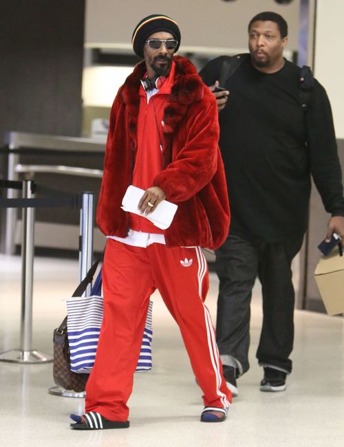 Czerwone futerko i skarpetki w klapkach (FOTO)