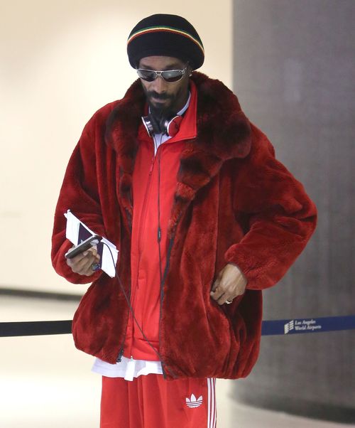 Czerwone futerko i skarpetki w klapkach (FOTO)