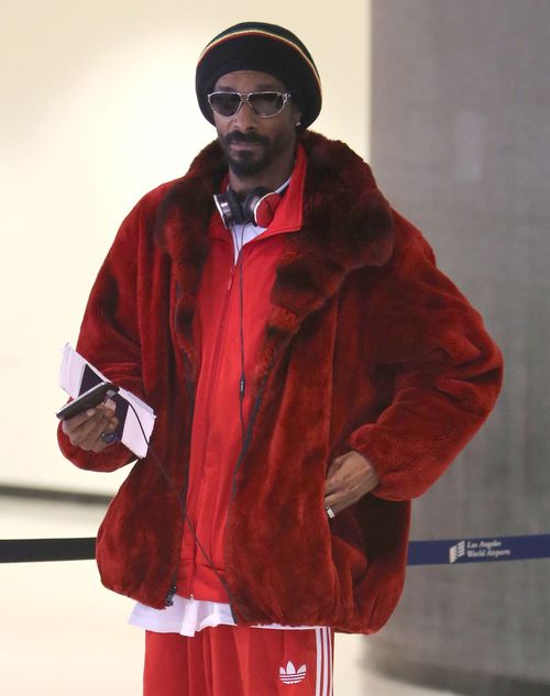 Czerwone futerko i skarpetki w klapkach (FOTO)