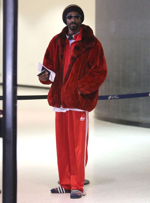 Czerwone futerko i skarpetki w klapkach (FOTO)